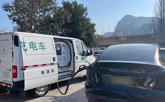 友好区汽车搭电